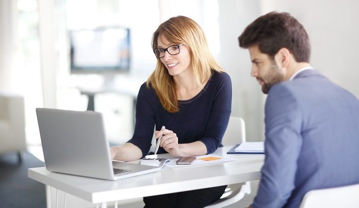 Professionelle Immobilienberatung in ganz Stuttgart - Immo Invest GmbH Erfahrener Immobilienmakler Stuttgart berät Kunden beim Hausverkauf